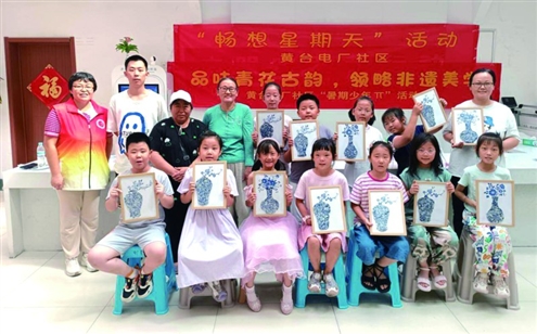 孩子们拼贴出属于自己的青花瓷作品